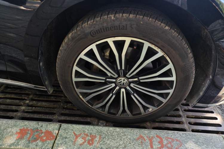 Used Volkswagen Phideon 2018 Revised Version 380TSI Two-Wheel Drive Business Edition Right Front Wheel Hub