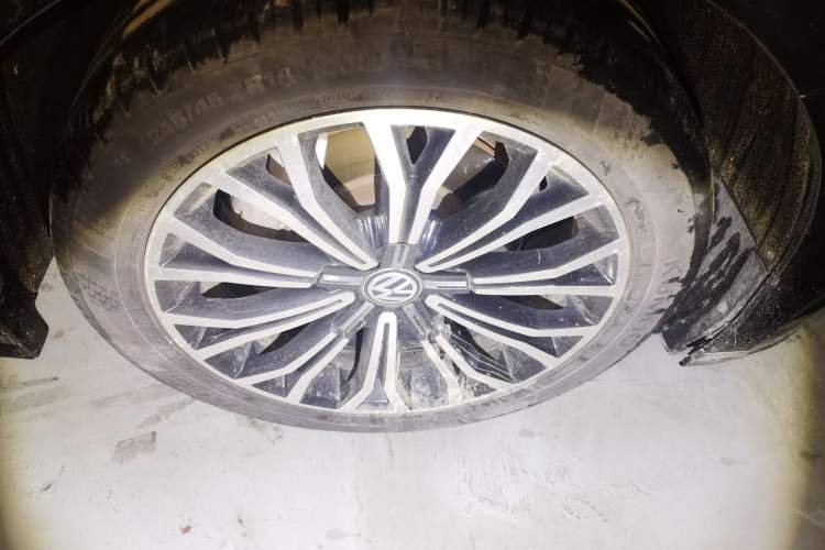 Used Volkswagen Phideon 2018 Revised Version 380TSI Two-Wheel Drive Business Edition Right Front Wheel Hub