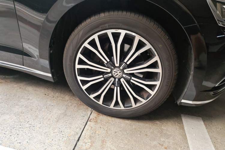 Used Volkswagen Phideon 2018 Revised Version 380TSI Two-Wheel Drive Business Edition Right Front Wheel Hub