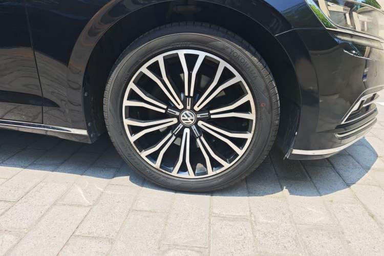 Used Volkswagen Phideon 2018 Revised Version 380TSI Two-Wheel Drive Business Edition Right Front Wheel Hub
