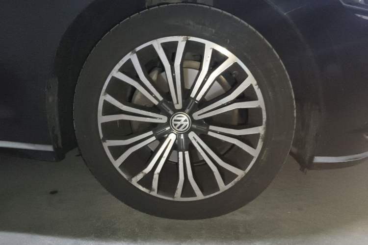 Used Volkswagen Phideon 2018 Revised Version 380TSI Two-Wheel Drive Business Edition Right Front Wheel Hub