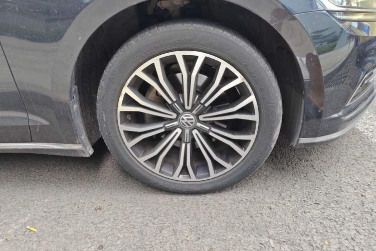 Used Volkswagen Phideon 2018 Revised Version 380TSI Two-Wheel Drive Business Edition Right Front Wheel Hub