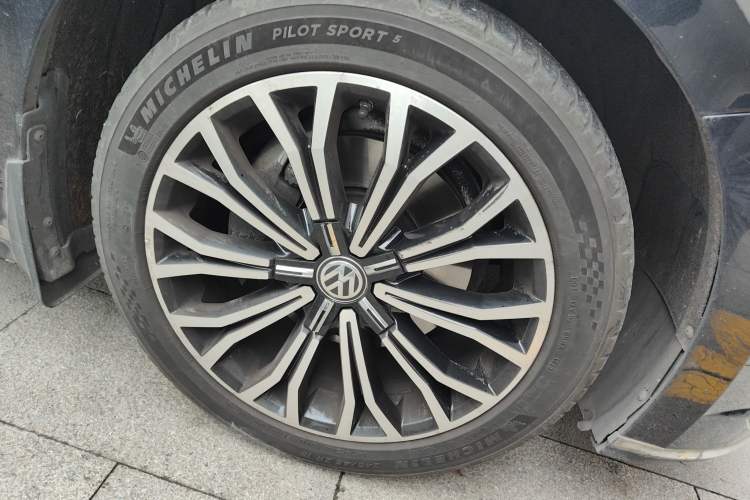 Used Volkswagen Phideon 2018 Revised Version 380TSI Two-Wheel Drive Business Edition Right Front Wheel Hub
