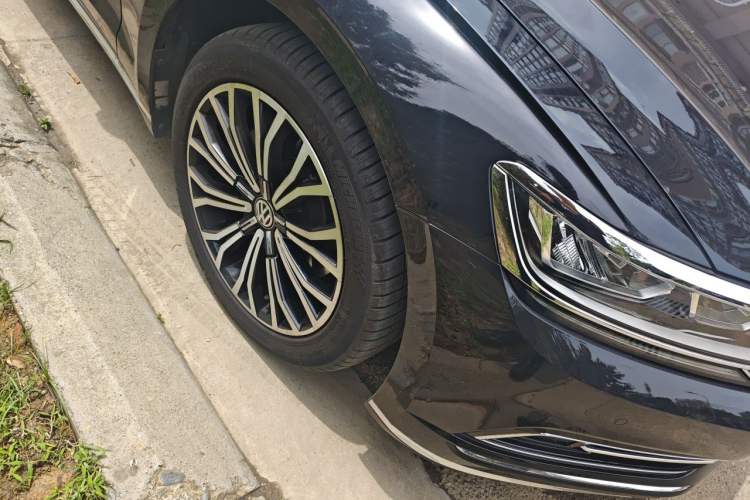 Used Volkswagen Phideon 2018 Revised Version 380TSI Two-Wheel Drive Business Edition Right Front Wheel Hub