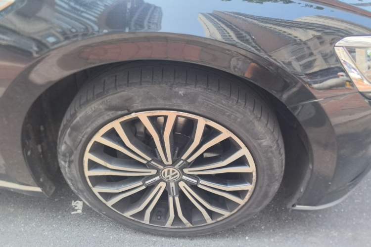 Used Volkswagen Phideon 2018 380TSI Two-Wheel Drive Business Edition Right Front Wheel Hub