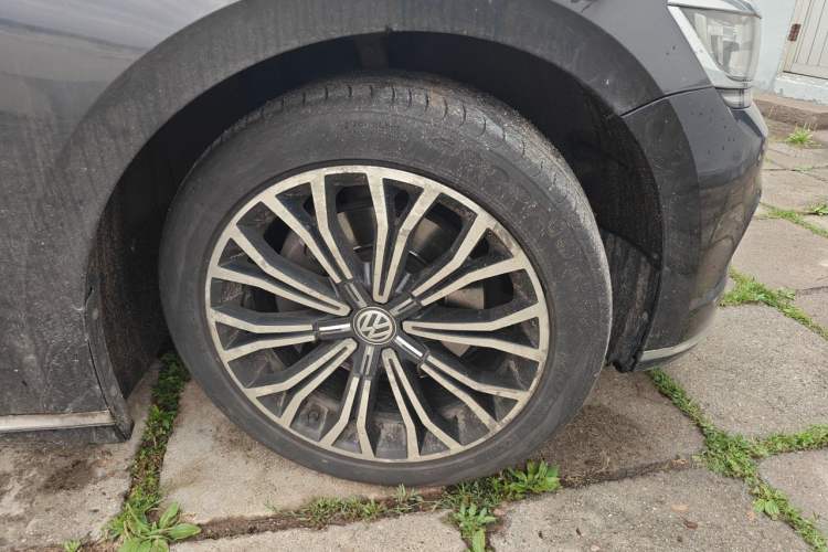 Used Volkswagen Phideon 2018 Revised Version 380TSI Two-Wheel Drive Business Edition Right Front Wheel Hub