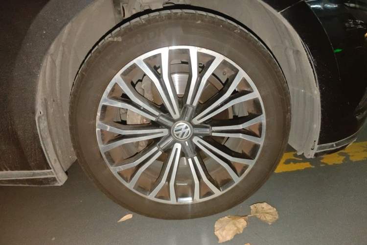 Used Volkswagen Phideon 2018 380TSI Two-Wheel Drive Business Edition Right Front Wheel Hub