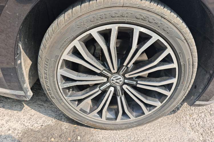 Used Volkswagen Phideon 2018 Revised Version 380TSI Two-Wheel Drive Business Edition Right Front Wheel Hub