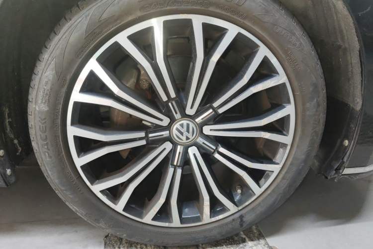 Used Volkswagen Phideon 2018 Revised Version 380TSI Two-Wheel Drive Business Edition Right Front Wheel Hub