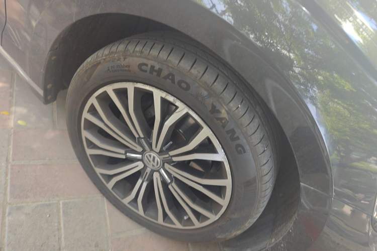 Used Volkswagen Phideon 2018 Revised Version 380TSI Two-Wheel Drive Business Edition Right Front Wheel Hub