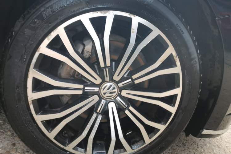 Used Volkswagen Phideon 2018 Revised Version 380TSI Two-Wheel Drive Business Edition Right Front Wheel Hub