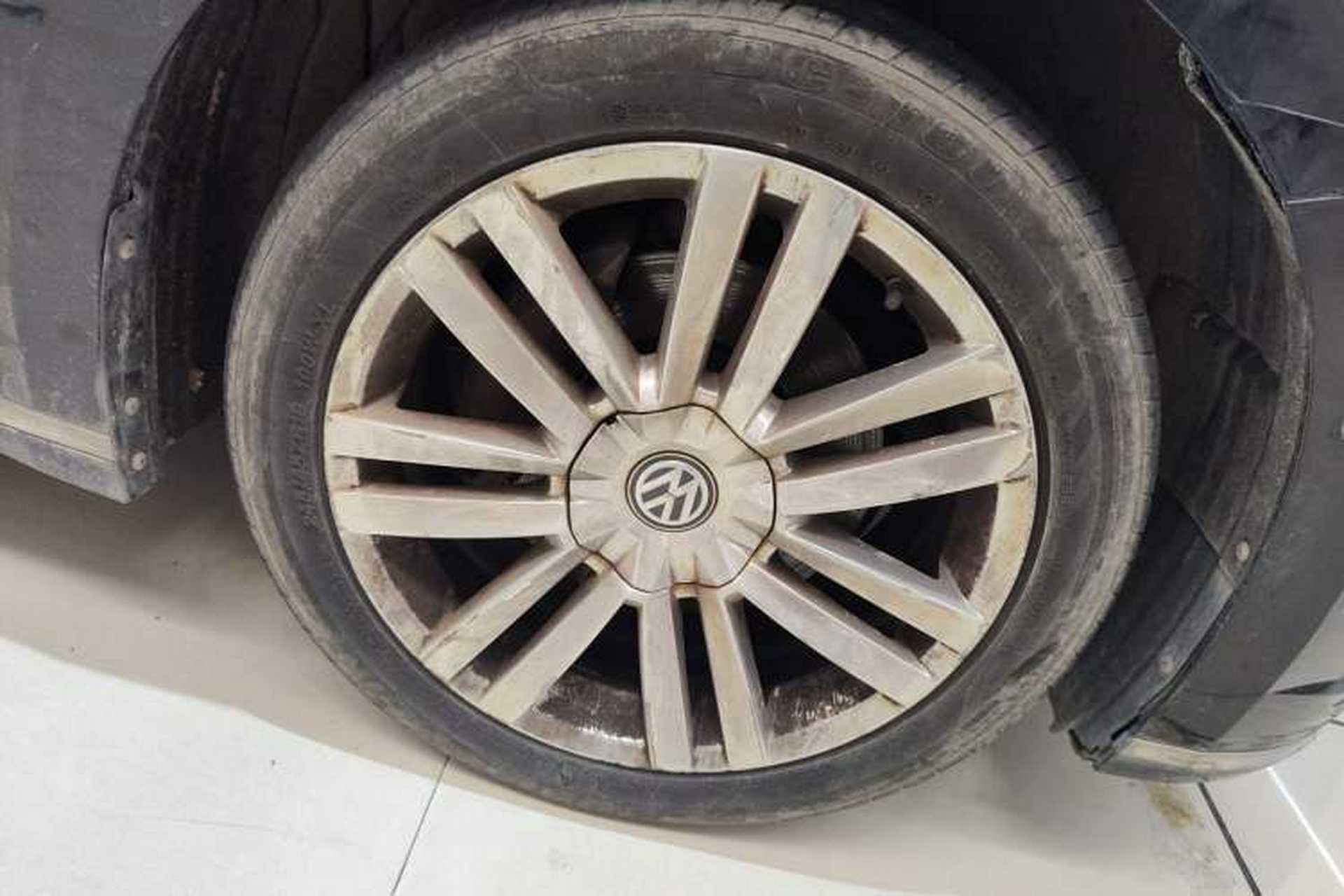 Used Volkswagen Phideon 2018 Revised Version 380TSI Two-Wheel-Drive Flagship Edition Right Front Wheel Hub