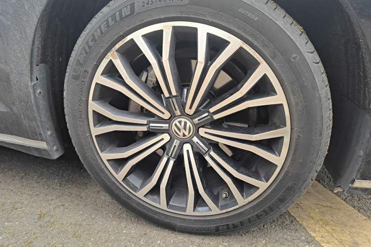 Used Volkswagen Phideon 2018 Revised Version 380TSI Two-Wheel Drive Business Edition Right Front Wheel Hub