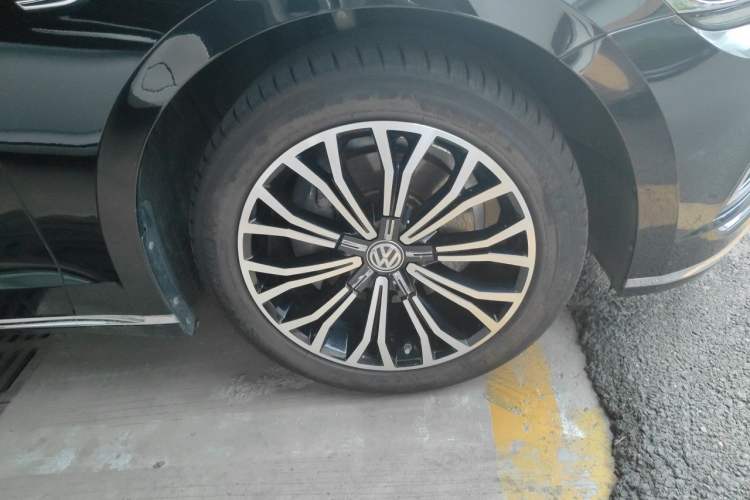 Used Volkswagen Phideon 2018 Revised Version 380TSI Two-Wheel Drive Business Edition Right Front Wheel Hub