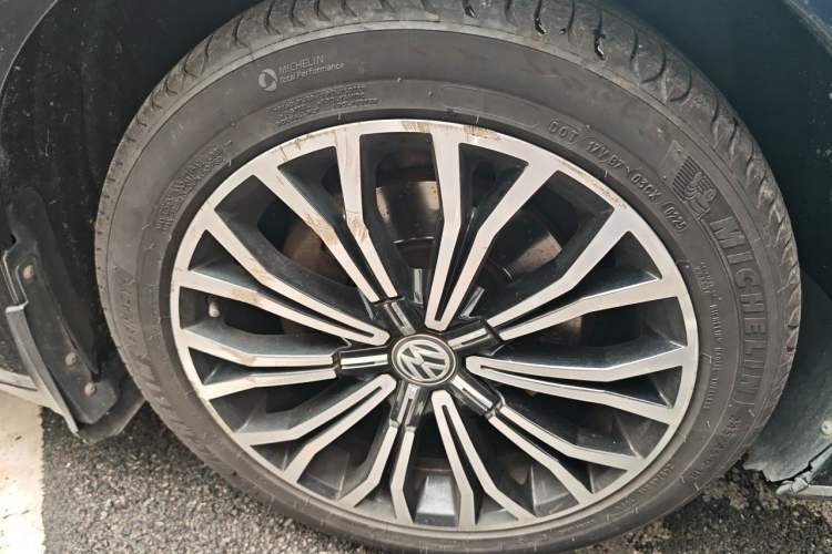 Used Volkswagen Phideon 2018 Revised Version 380TSI Two-Wheel Drive Business Edition Right Front Wheel Hub