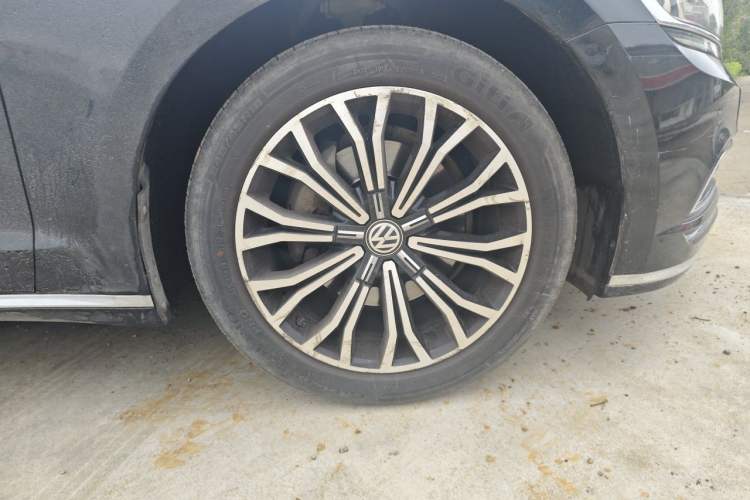 Used Volkswagen Phideon 2018 Revised Version 380TSI Two-Wheel Drive Business Edition Right Front Wheel Hub