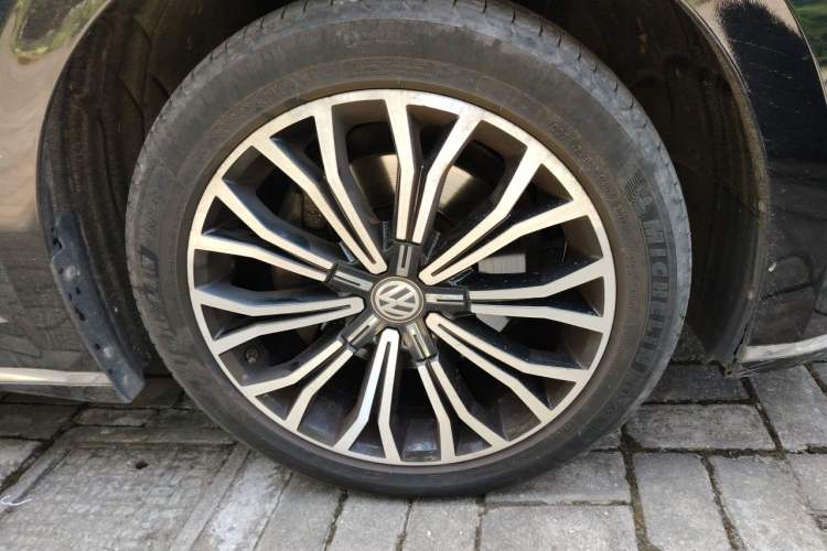 Used Volkswagen Phideon 2018 Revised Version 380TSI Two-Wheel Drive Business Edition Right Front Wheel Hub