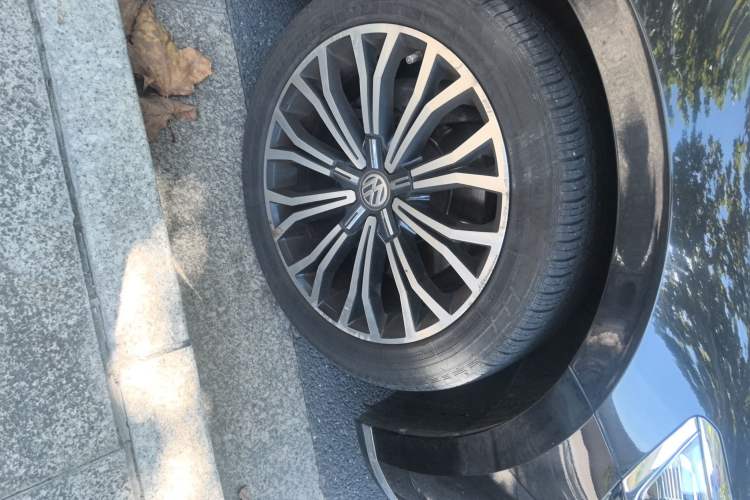 Used Volkswagen Phideon 2018 Revised Version 380TSI Two-Wheel Drive Business Edition Right Front Wheel Hub