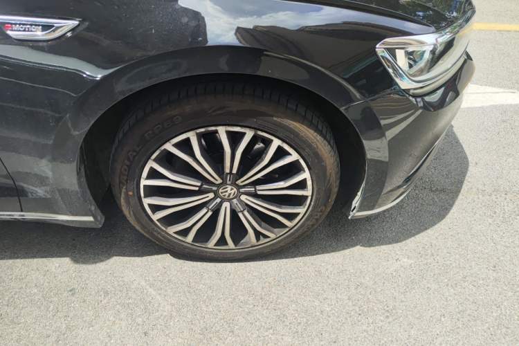 Used Volkswagen Phideon 2018 Revised Version 380TSI Two-Wheel Drive Business Edition Right Front Wheel Hub