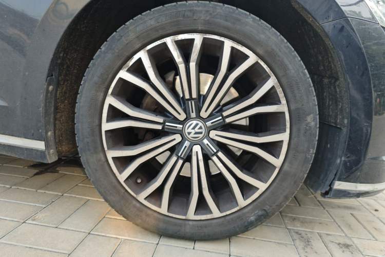 Used Volkswagen Phideon 2018 Revised Version 380TSI Two-Wheel Drive Business Edition Right Front Wheel Hub