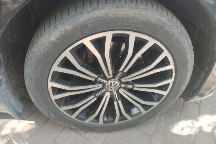 Used Volkswagen Phideon 2018 Revised Version 380TSI Two-Wheel Drive Business Edition Right Front Wheel Hub
