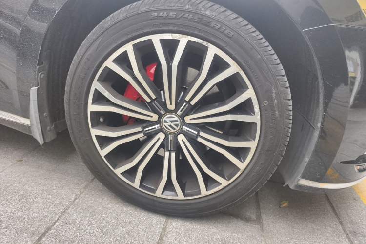 Used Volkswagen Phideon 2018 Revised Version 380TSI Two-Wheel Drive Business Edition Right Front Wheel Hub