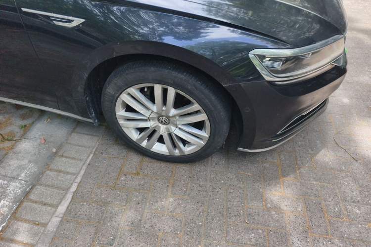 Used Volkswagen Phideon 2018 Revised Version 380TSI Two-Wheel-Drive Flagship Edition Right Front Wheel Hub