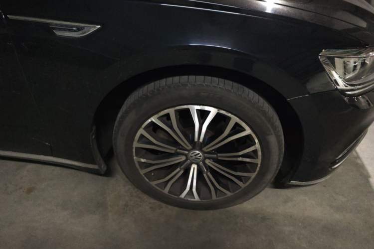 Used Volkswagen Phideon 2018 Revised Version 380TSI Two-Wheel Drive Business Edition Right Front Wheel Hub