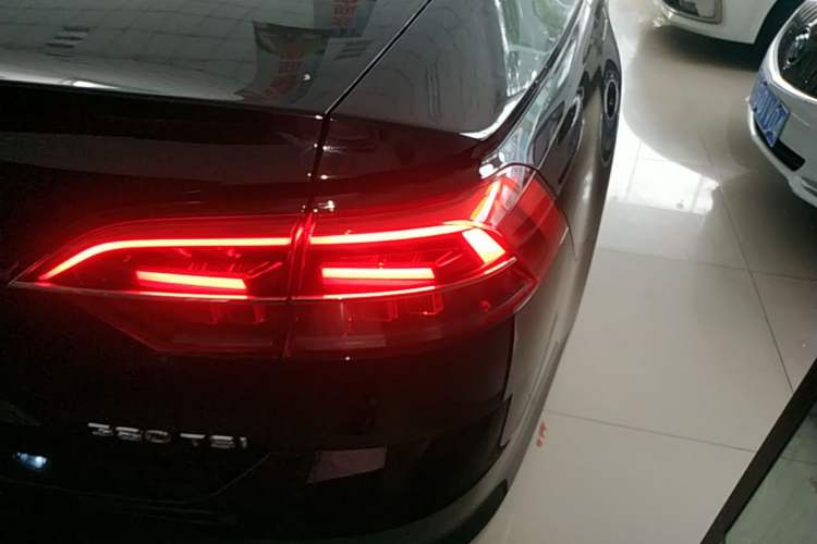 Used Volkswagen Phideon 2018 Revised Version 380TSI Two-Wheel Drive Business Edition Right Rear Taillight