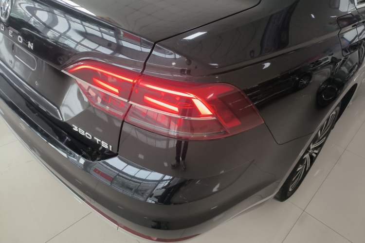 Used Volkswagen Phideon 2018 Revised Version 380TSI Two-Wheel Drive Business Edition Right Rear Taillight