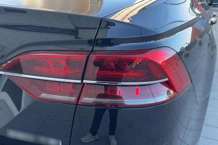 Used Volkswagen Phideon 2018 Revised Version 380TSI Two-Wheel Drive Business Edition Right Rear Taillight