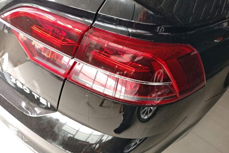 Used Volkswagen Phideon 2018 Revised Version 380TSI Two-Wheel Drive Business Edition Right Rear Taillight
