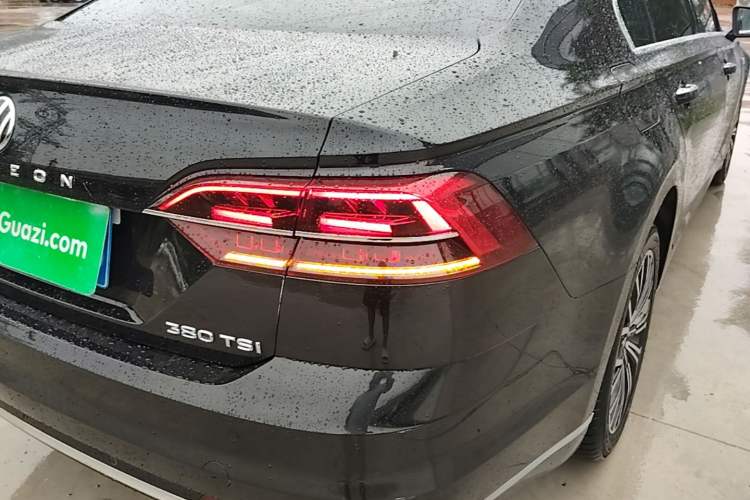 Used Volkswagen Phideon 2018 Revised Version 380TSI Two-Wheel Drive Business Edition Right Rear Taillight