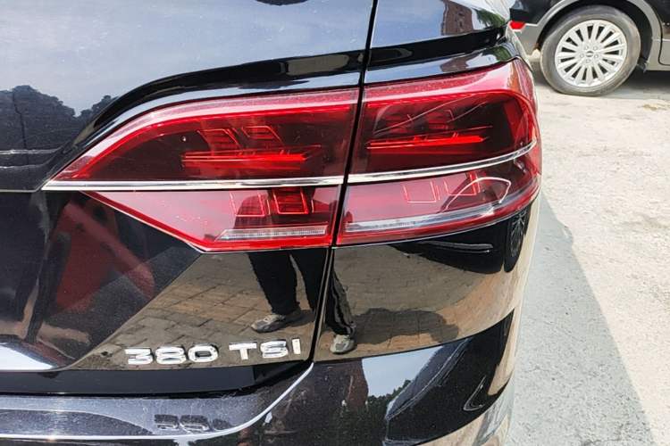 Used Volkswagen Phideon 2018 Revised Version 380TSI Two-Wheel Drive Business Edition Right Rear Taillight