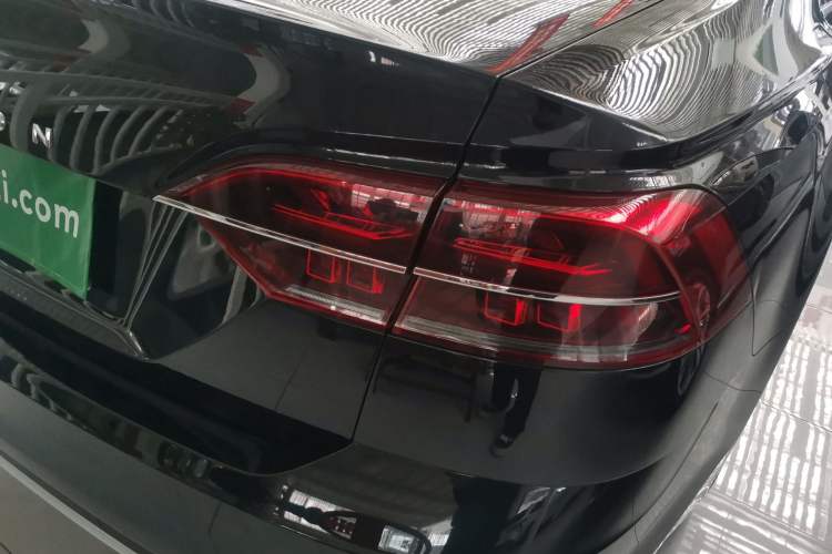 Used Volkswagen Phideon 2018 Revised Version 380TSI Two-Wheel Drive Business Edition Right Rear Taillight