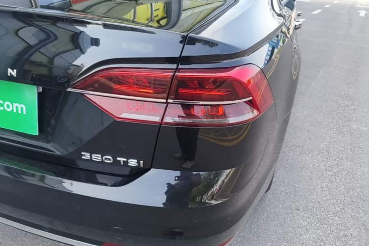 Used Volkswagen Phideon 2018 Revised Version 380TSI Two-Wheel Drive Business Edition Right Rear Taillight