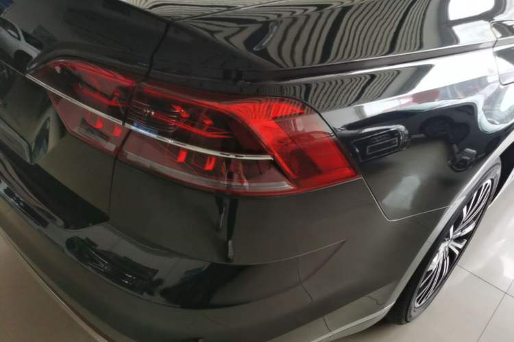 Used Volkswagen Phideon 2018 Revised Version 380TSI Two-Wheel Drive Business Edition Right Rear Taillight