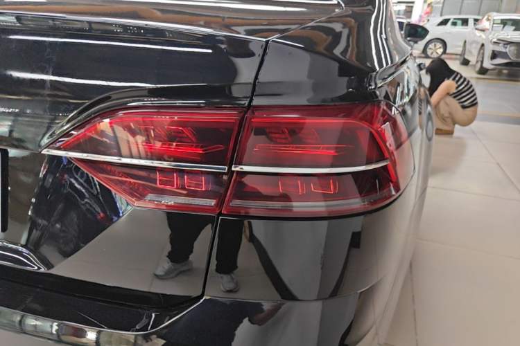 Used Volkswagen Phideon 2018 Revised Version 380TSI Two-Wheel-Drive Flagship Edition Right Rear Taillight