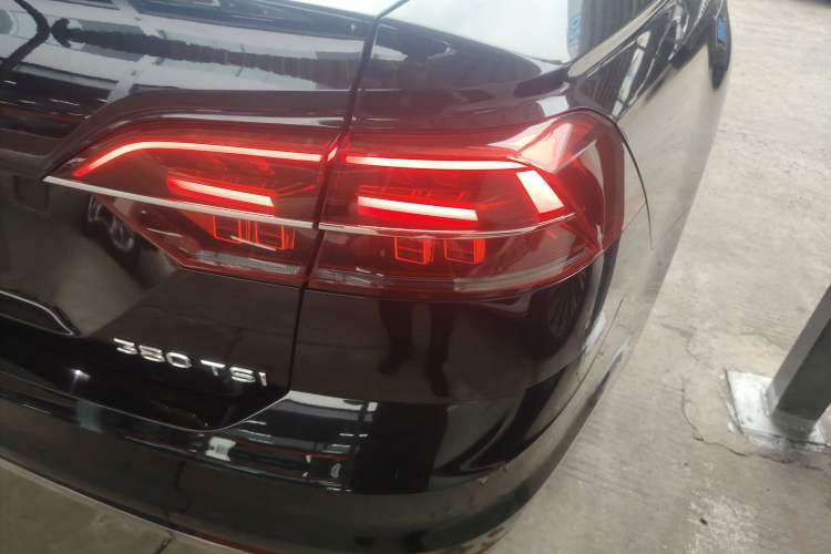 Used Volkswagen Phideon 2018 Revised Version 380TSI Two-Wheel Drive Business Edition Right Rear Taillight