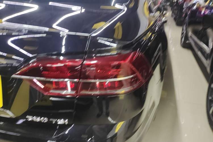 Used Volkswagen Phideon 2018 Revised Version 380TSI Two-Wheel Drive Business Edition Right Rear Taillight