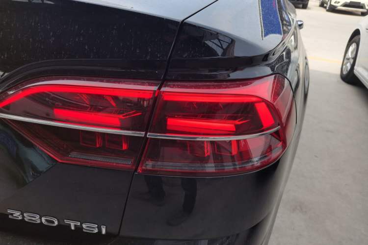 Used Volkswagen Phideon 2018 Revised Version 380TSI Two-Wheel Drive Business Edition Right Rear Taillight