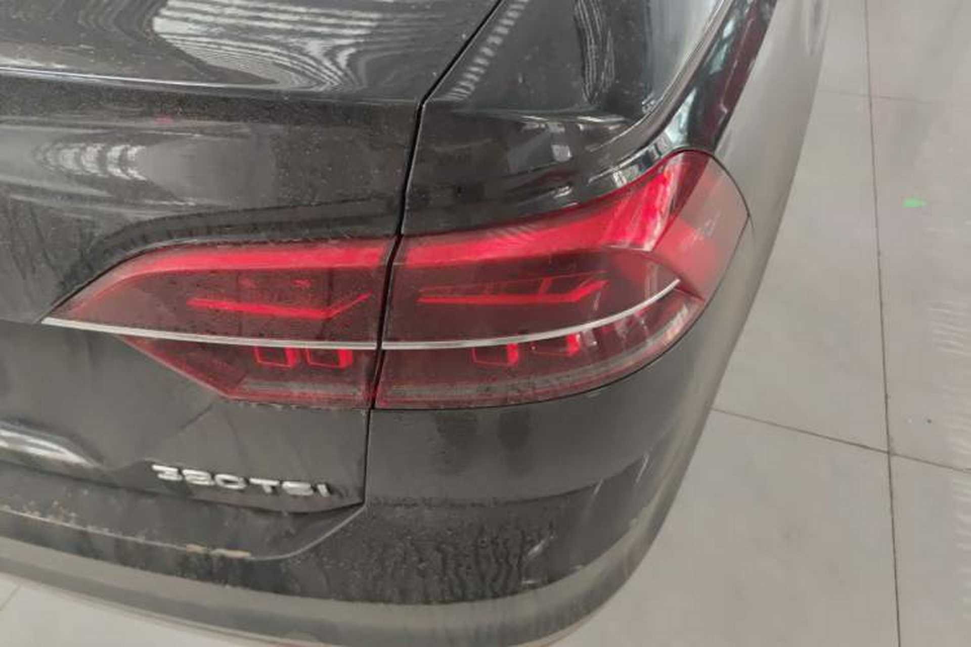 Used Volkswagen Phideon 2018 Revised Version 380TSI Two-Wheel-Drive Flagship Edition Right Rear Taillight