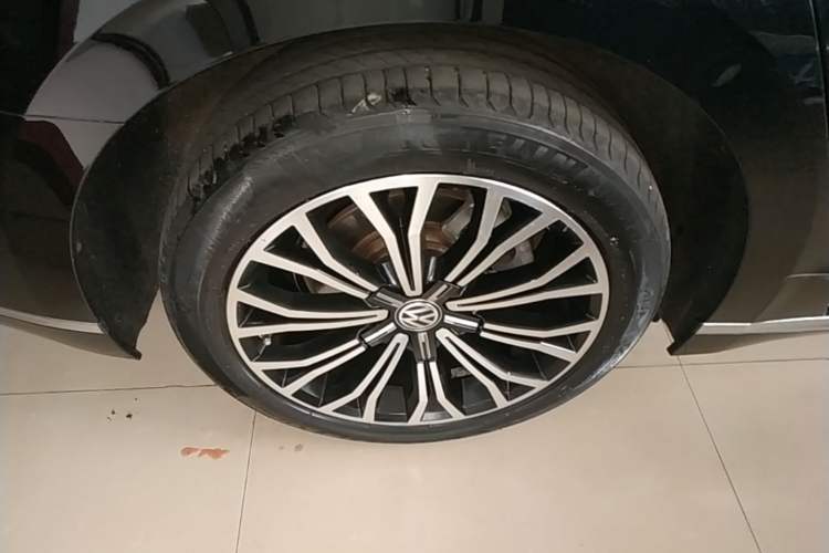 Used Volkswagen Phideon 2018 Revised Version 380TSI Two-Wheel Drive Business Edition Right Rear Wheel Hub