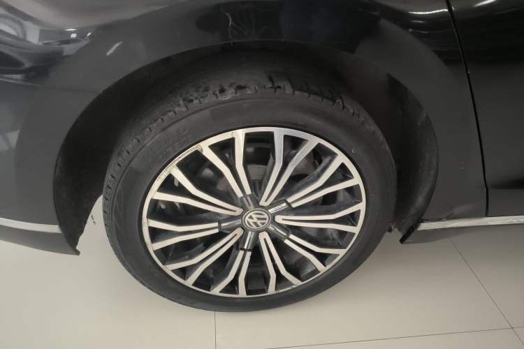 Used Volkswagen Phideon 2018 Revised Version 380TSI Two-Wheel Drive Business Edition Right Rear Wheel Hub
