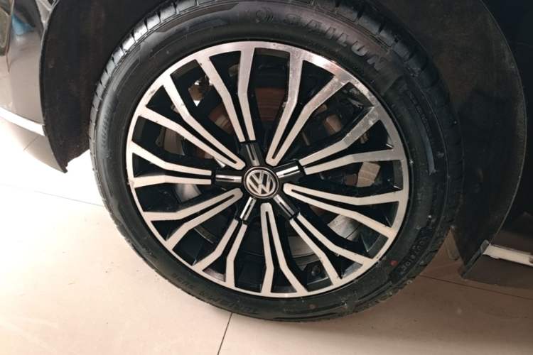 Used Volkswagen Phideon 2018 Revised Version 380TSI Two-Wheel Drive Business Edition Right Rear Wheel Hub