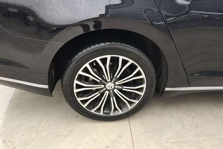Used Volkswagen Phideon 2018 Revised Version 380TSI Two-Wheel Drive Business Edition Right Rear Wheel Hub