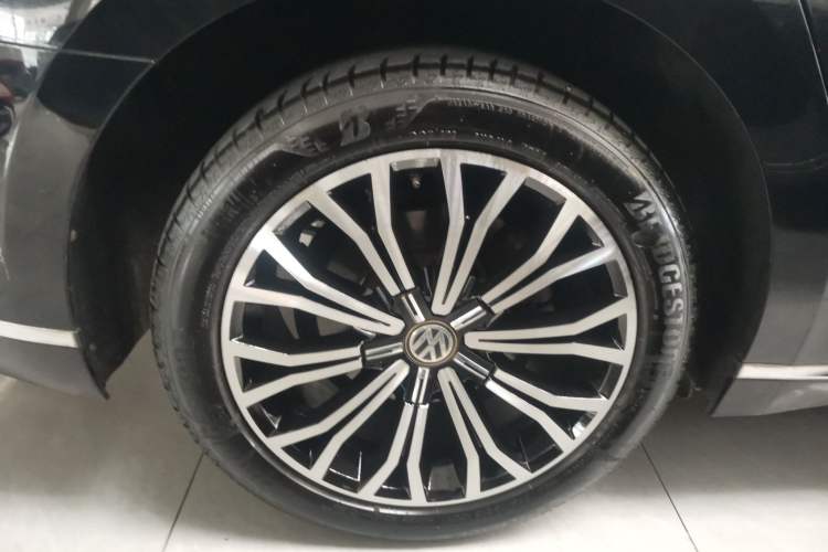 Used Volkswagen Phideon 2018 Revised Version 380TSI Two-Wheel Drive Business Edition Right Rear Wheel Hub