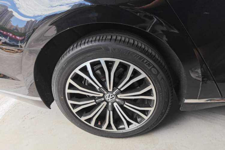 Used Volkswagen Phideon 2018 Revised Version 380TSI Two-Wheel Drive Business Edition Right Rear Wheel Hub