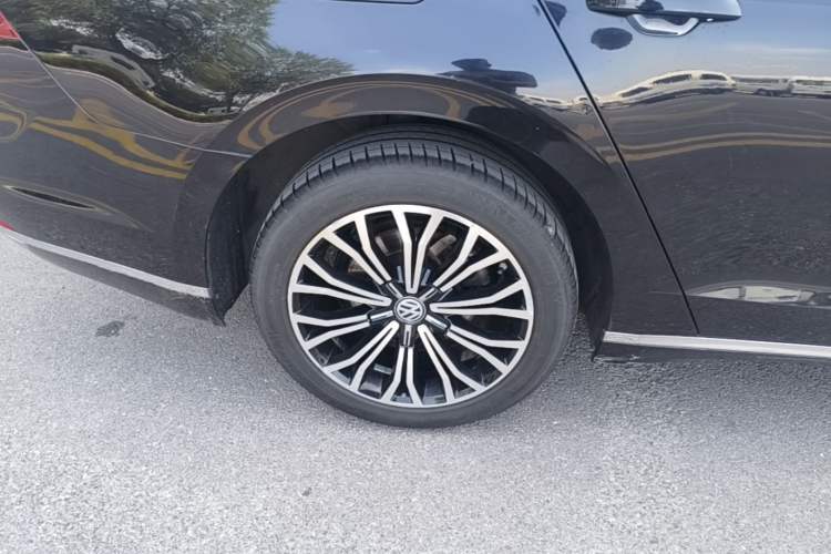 Used Volkswagen Phideon 2018 Revised Version 380TSI Two-Wheel Drive Business Edition Right Rear Wheel Hub