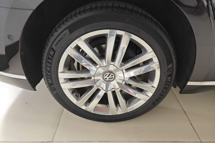 Used Volkswagen Phideon 2018 Revised Version 380TSI Two-Wheel-Drive Flagship Edition Right Rear Wheel Hub